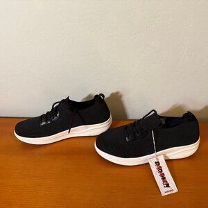 Dadawen women's slip-on tennis shoes.